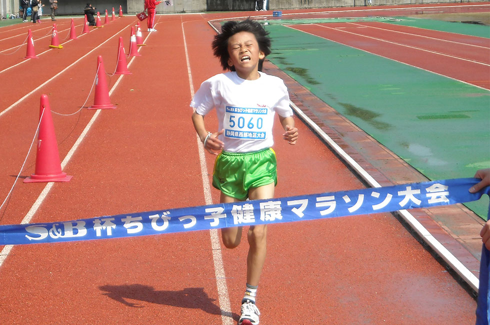 5年男子は岡村くんが独走Ⅴ。10分38秒は折り返しの多いコースで別格のタイムだ！