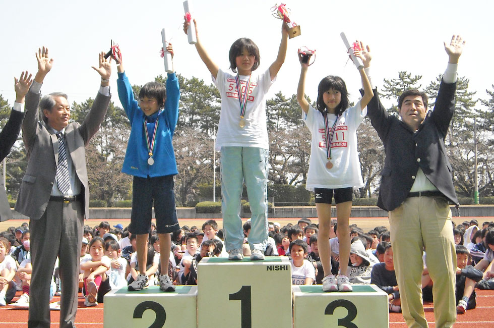5年女子表彰。1位は成岡さんが11分02秒で2連覇。2位は櫛原さん、11分11秒。3位は武藤さんが11分15秒とハイレベルだった。