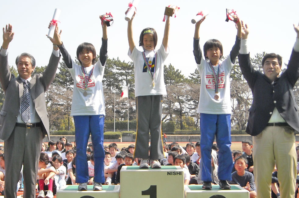 6年女子は溝垣さんが3連覇で有終の美を飾った。2位、3位は伊藤ツインズ。