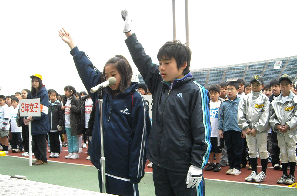 元気に宣誓してくれたのは6年の小西くんと細田さん。