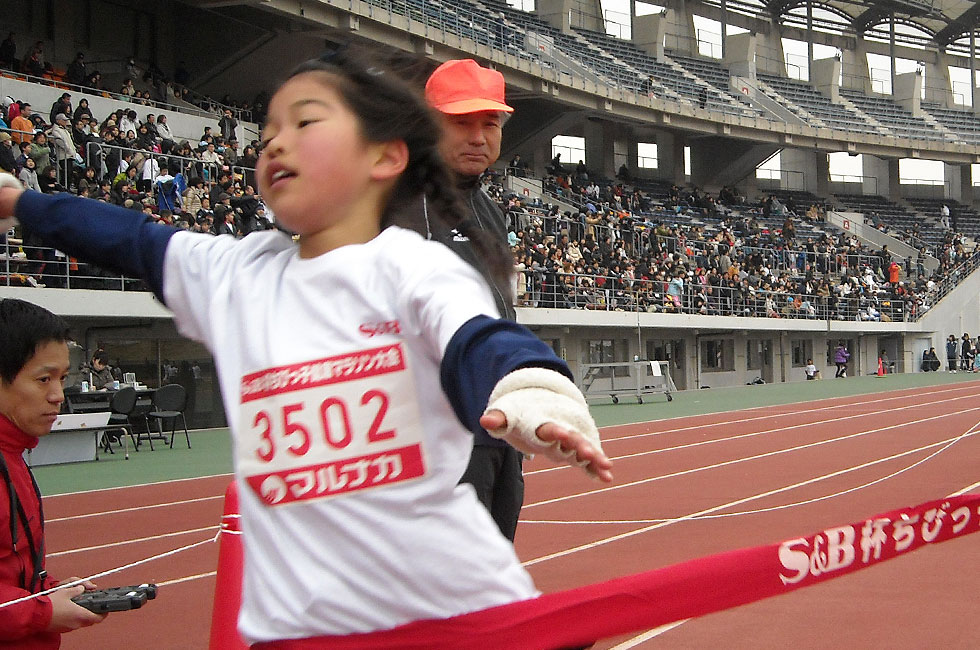 3年女子は森本さんが8分13秒の好タイムで圧勝。昨年2位からワンランクアップ。
