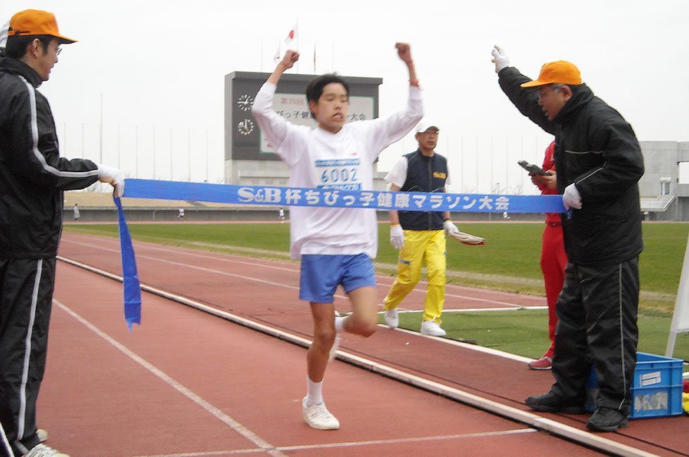 6年男子は7位までが10分台のハイレベルを香川くんが10分25秒の好タイムで独走Ⅴ。
