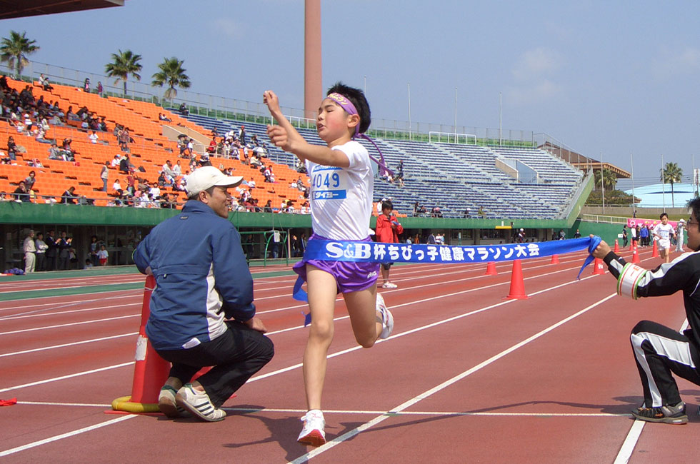 4年男子は森くんがゴールまで勢いのある走りで4連覇達成！6分台も立派。