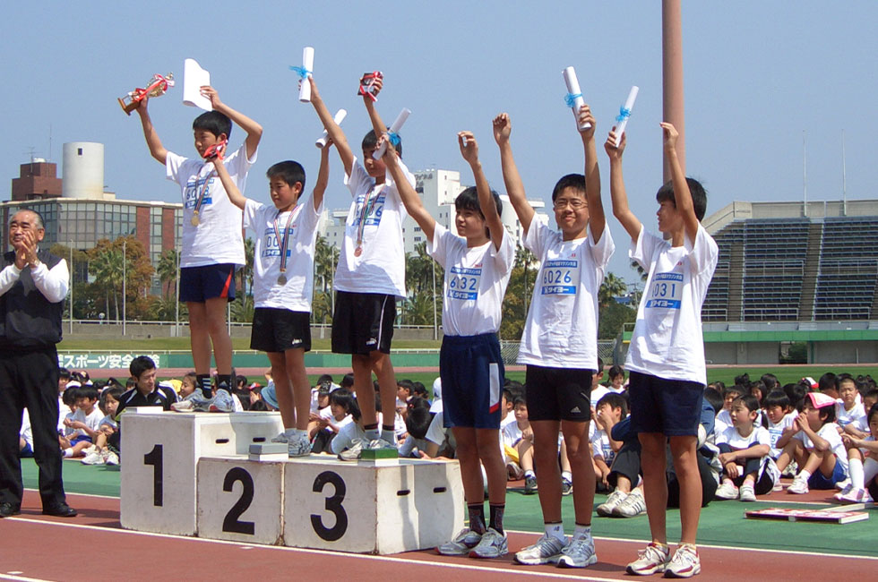 6年男子表彰。8位まで6分台の激戦だった。
