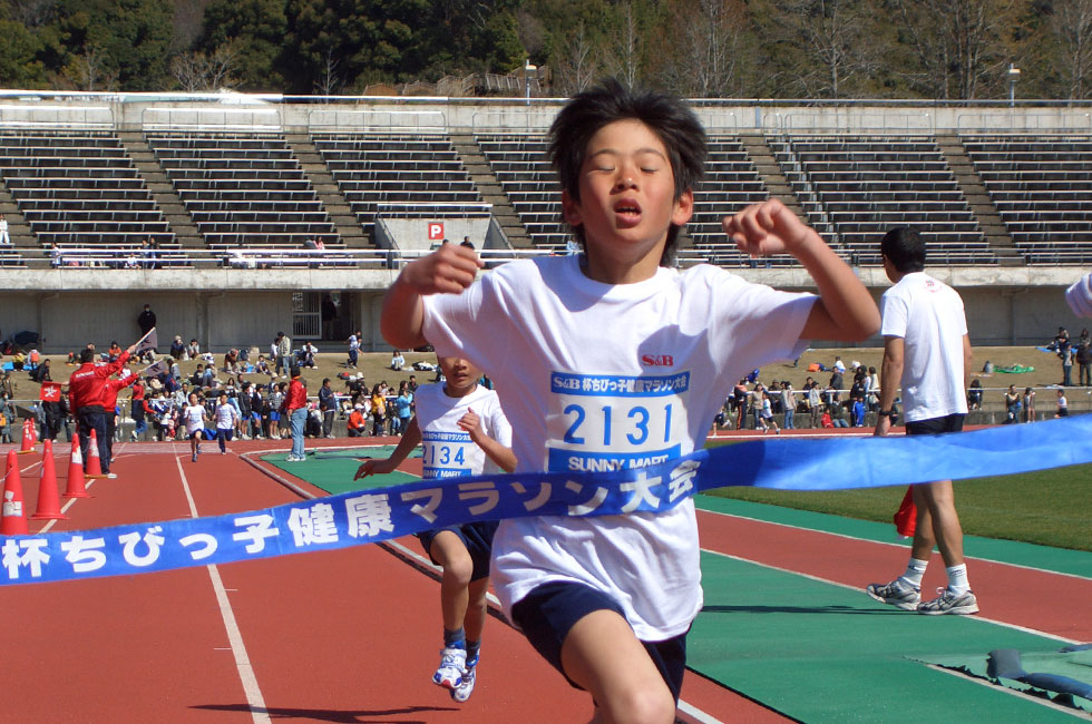 2年男子は中屋くんが新谷くんとの接戦を制し2連覇。5分45秒、47秒というハイレベルだった。