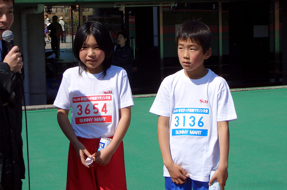 3年男女優勝インタビュー。男子は中嶋くん、7分36秒の好タイムで2連覇。女子は山﨑さんで3連覇。