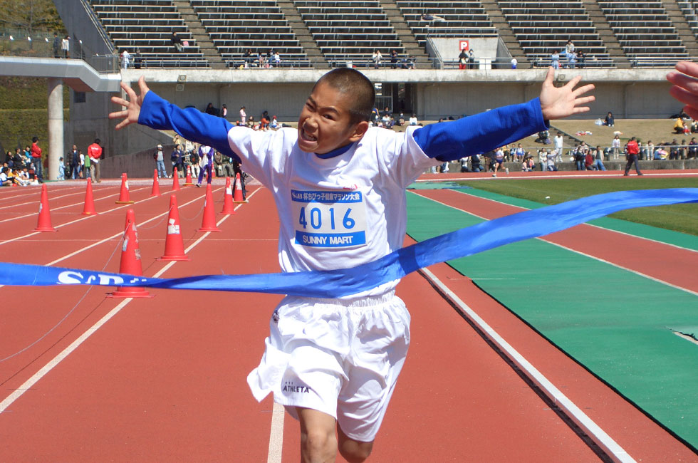 4年男子優勝は大田くん。豪快なフィニッシュを決めた。