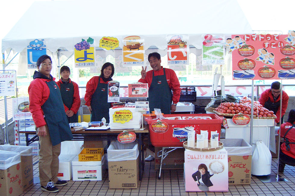 食育を兼ねての高知産新鮮野菜の即売コーナー。手作りトマトジャムが提案された。