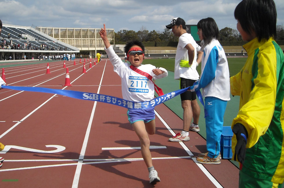 2年男子は井上くんが圧勝。 鉢巻、タスキ、サングラス。大変目立ちました。