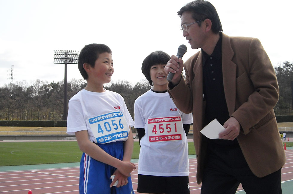 優勝インタビューを受ける4年の舛井くんと福田さん。瀬古『将来マラソン選手を目指してくれますか?』二人揃って『いやです！』には場内爆笑。