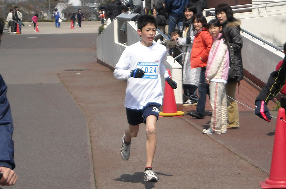 6年男子は柳原くんが独走で10分36秒をマーク。