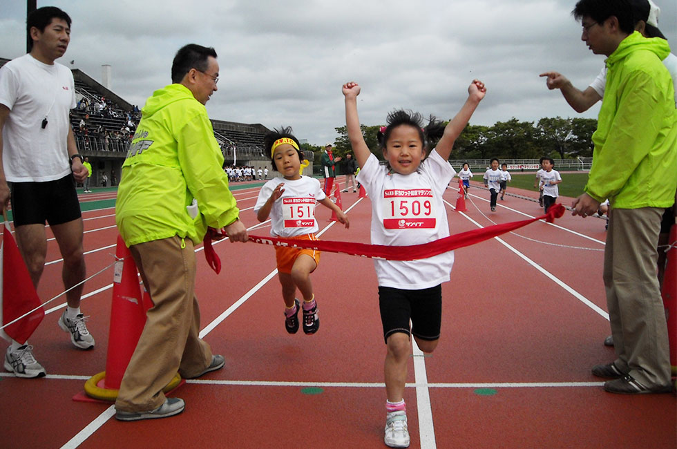 1年女子は松田さんが接戦を制し6分56秒の好タイムをマーク。