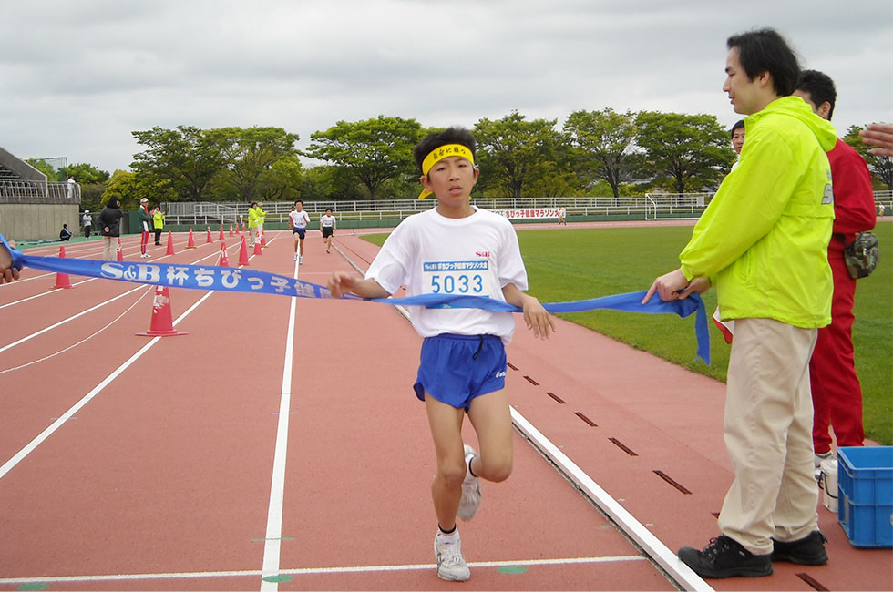 5年男子は友池くんが10分50秒の好タイムで圧勝。昨年6位から大躍進。	