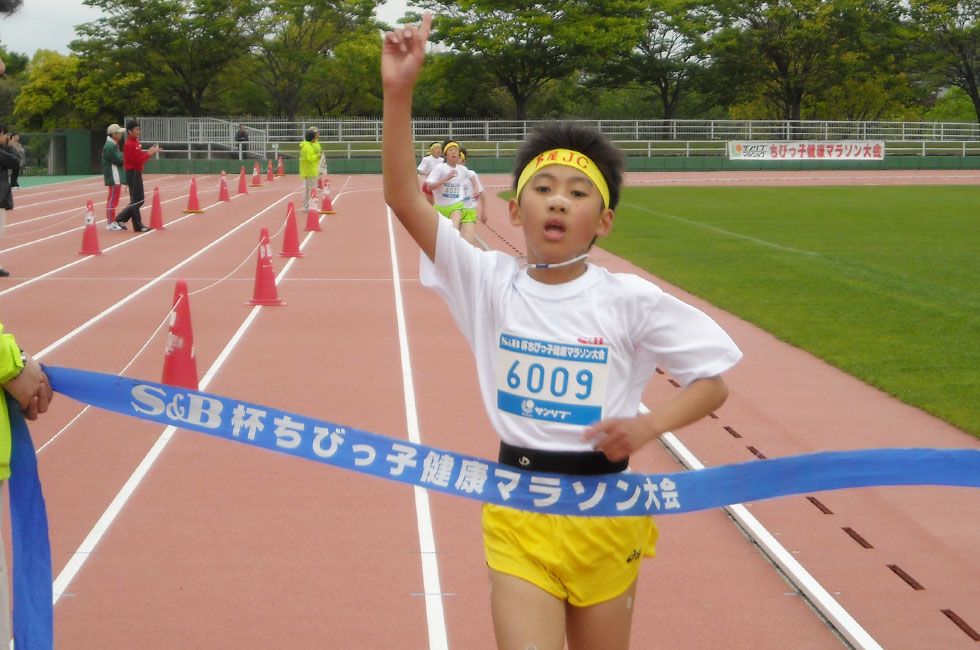 6年男子は橋本くんが10分37秒の好タイムをマークし2連覇。