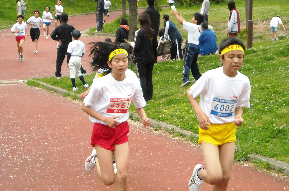 6年女子は山田さんが独走で11分06秒の快走を披露。