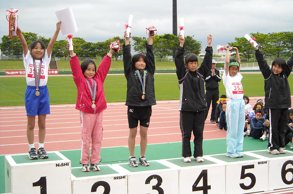 3年女子表彰。田中さんが接戦を制し2連覇。