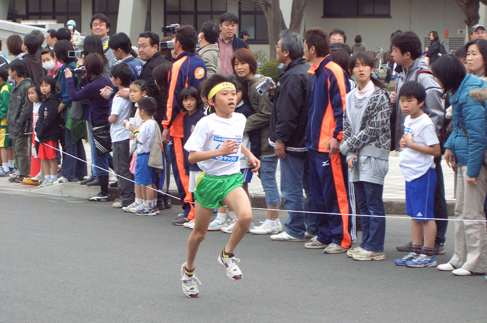 6年男子は岡村くんが中盤以降徐々に差を広げ10分23秒の好タイムで制した。
