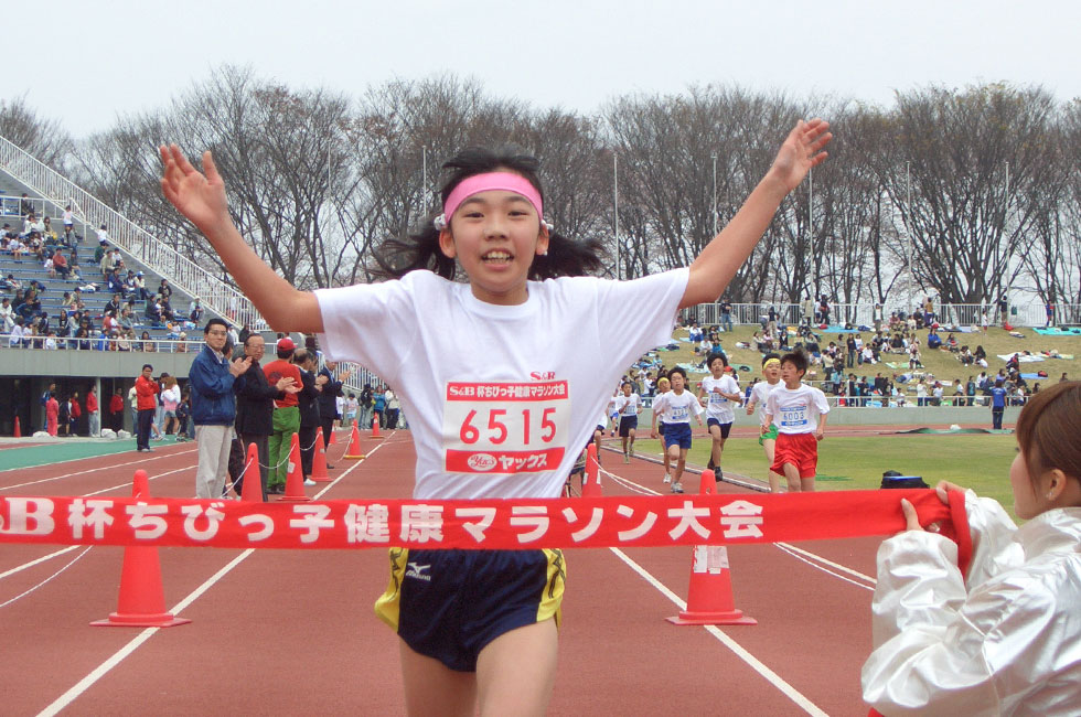 6年女子は佐藤さんが独走Ⅴ。11分00秒の好タイムをマーク。
