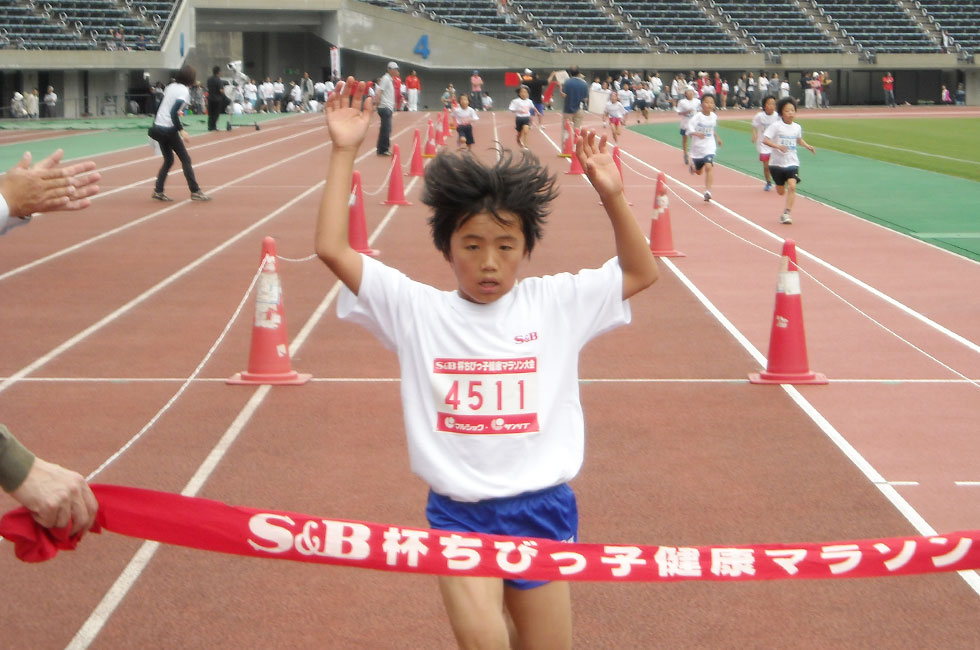 4年女子は中村さんが7分47秒の好タイムで2連覇。