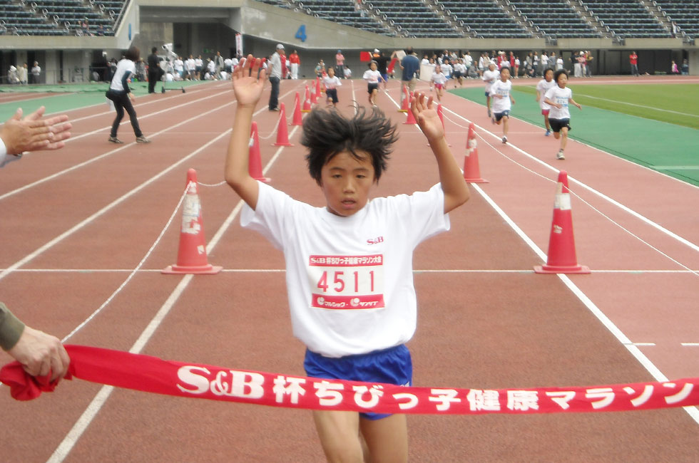 4年女子は中村さんが7分47秒の好タイムで2連覇。