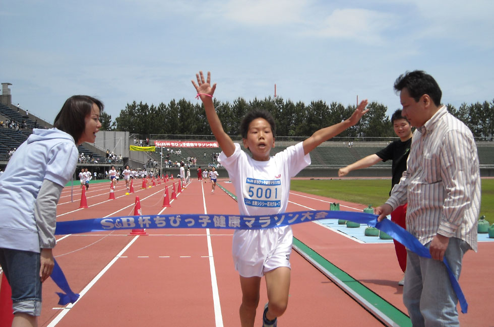 5年男子は浜本くんがハイレベルな戦いを制し5連覇。タイムも10分56秒と文句なし。