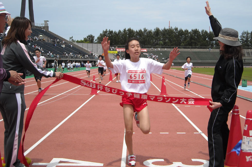 6年女子は後藤さんが4連覇。全国トップレベルの10分43秒であっさり駆け抜けた。