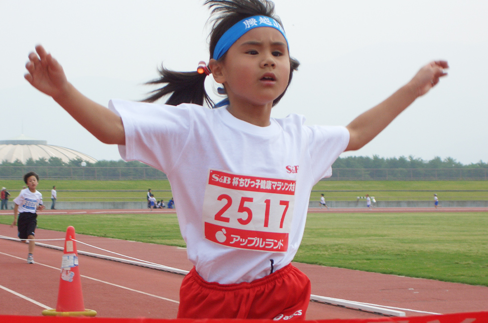 2年女子は高木さんが6分14秒の好タイムで初Ⅴ。