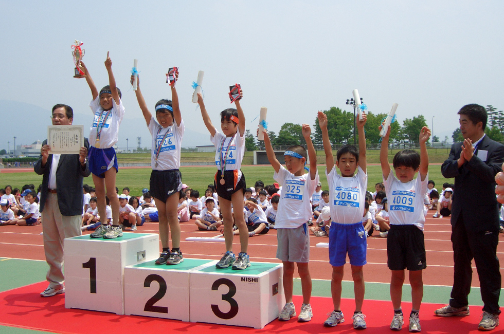 4年男子表彰。 優勝した高木くんは昨年度のランクトップを 上回る6分55秒をマーク。6位でも7分27秒とハイレベルだった。