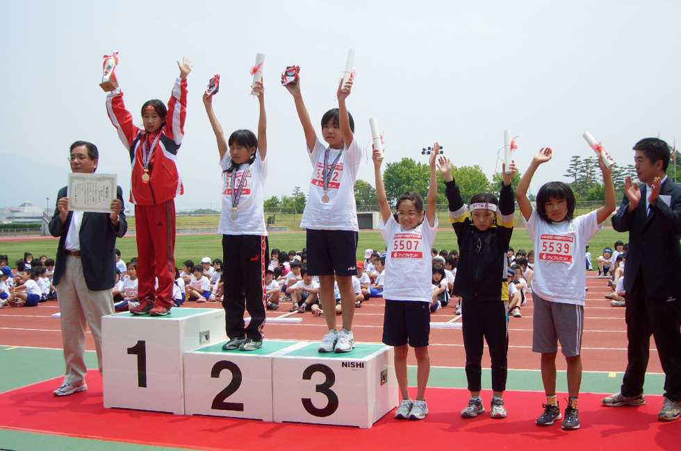 5年女子は西本さんが11分39秒の好タイムで2連覇。