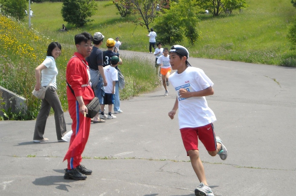 6年男子は競技場へ2番手で入った野宮くんが強烈なラストスパートで逆転した。