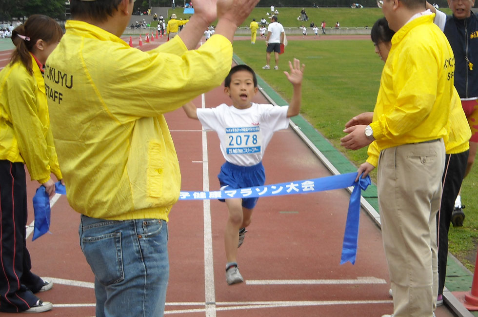 2年男子は小笠原くんが6分04秒の 好タイムで圧勝。