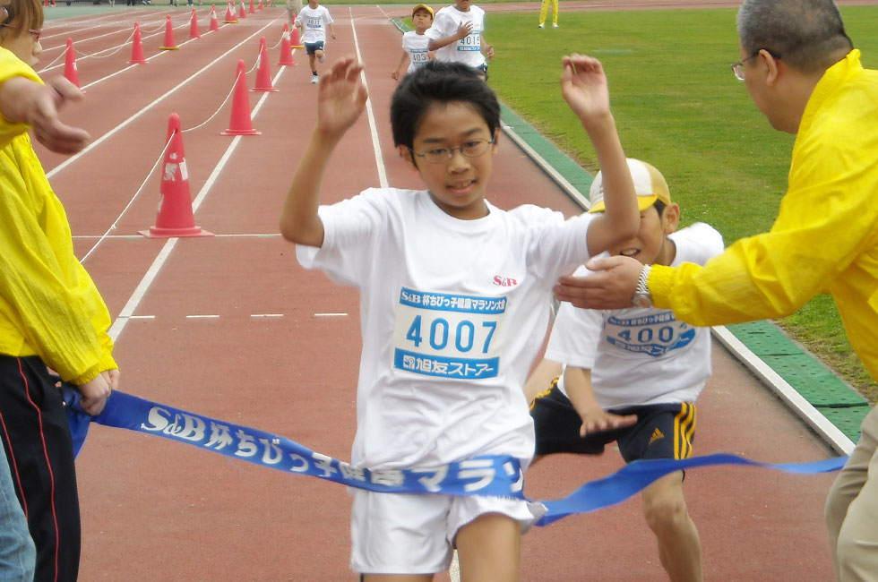 接戦の4年男子は篠田くんが僅差先着。