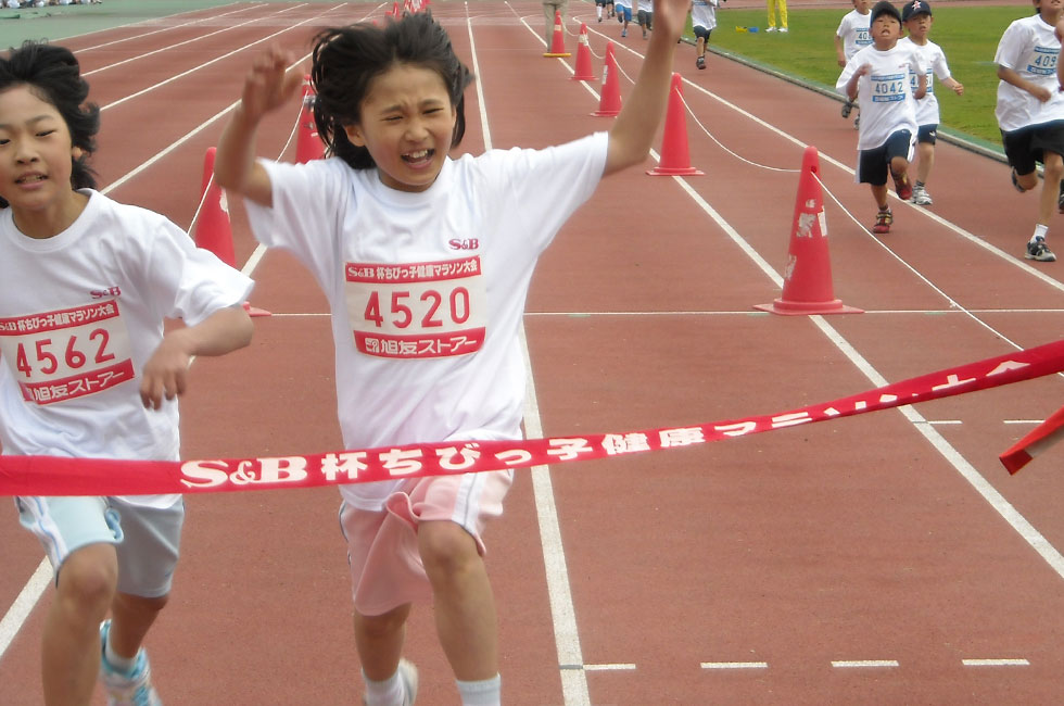 4年女子は岩本さんが（右）三浦さんとの接戦を僅差で制した。