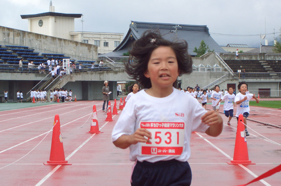 2年女子は佐藤さんが6分19秒の好タイムで2連覇。