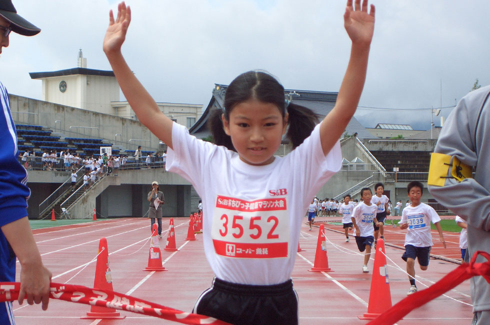 3年女子は横田さんが8分17秒の好タイムで2連覇。