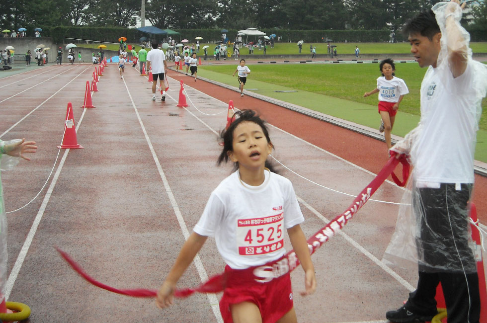 4年女子は大石さんが7分28秒の好タイムで圧勝。