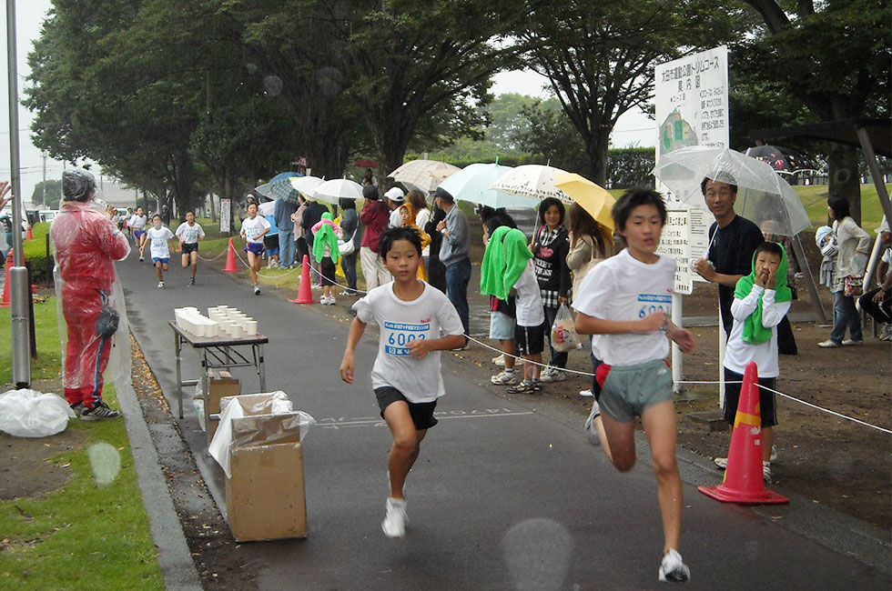 6年男子は大久保くん（右）と飯田くん（左）のマッチレースとなった。最後は大久保くんが突き放し優勝。	