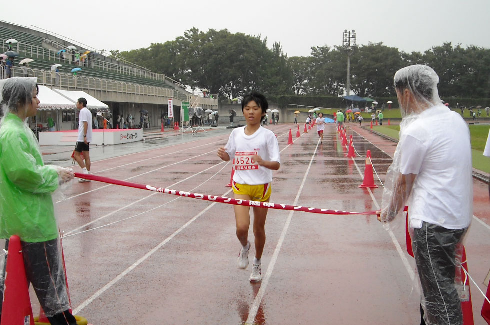 6年女子は笹澤さんが11分00秒の好タイムで制した。