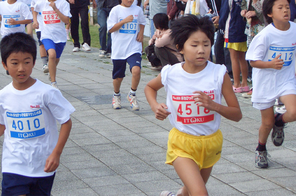 4年女子は藤田さんが独走で3連覇。タイムも7分48秒の好タイム。