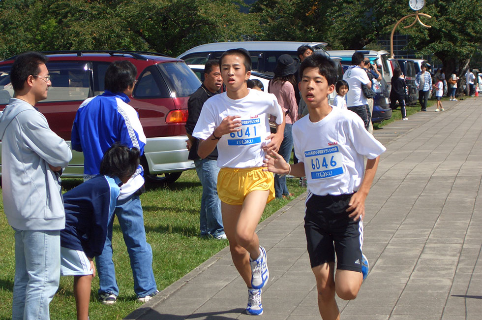 6年男子は終始才村くん（右）と安藤くん（左）が併走。最後の直線勝負で才村くんが僅差先着。共に10分20秒の好タイムだった