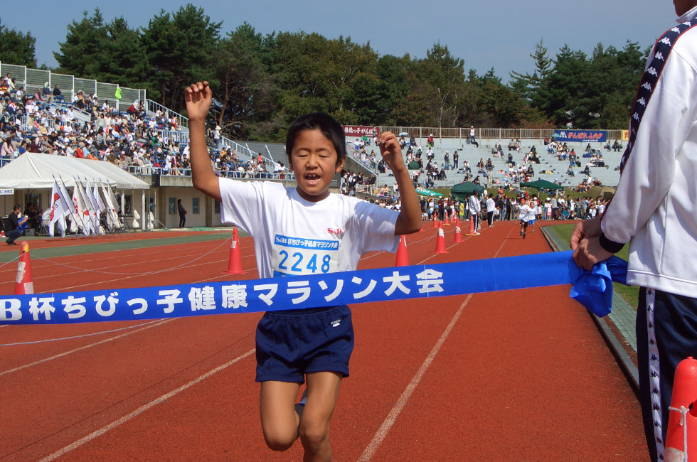 2年男子は西舘くんが2連覇。5分57秒の好タイムをマーク。