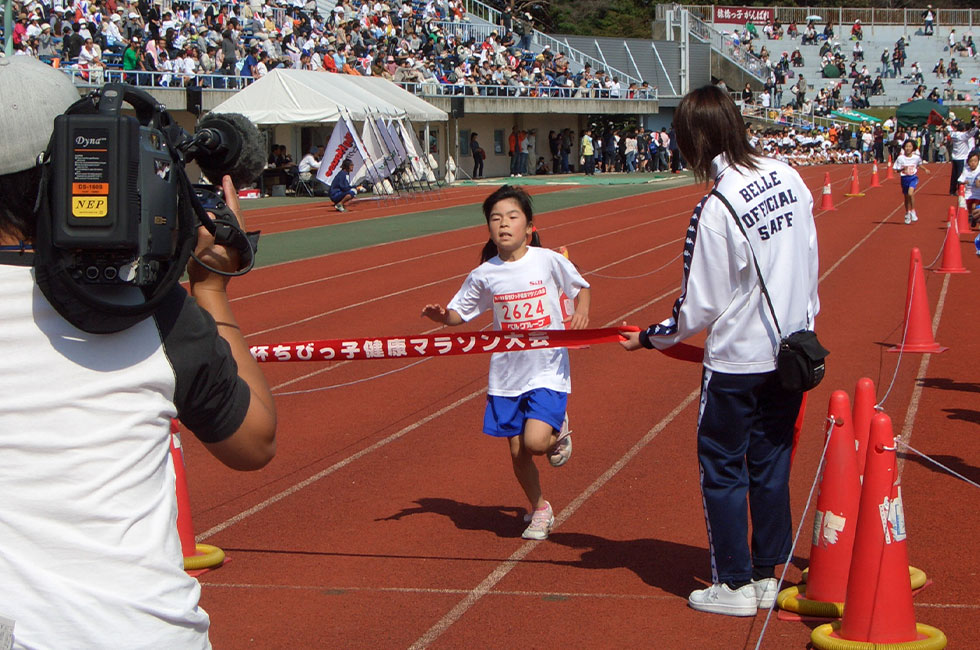 2年女子は佐藤さんが6分22秒の好タイムで初優勝。