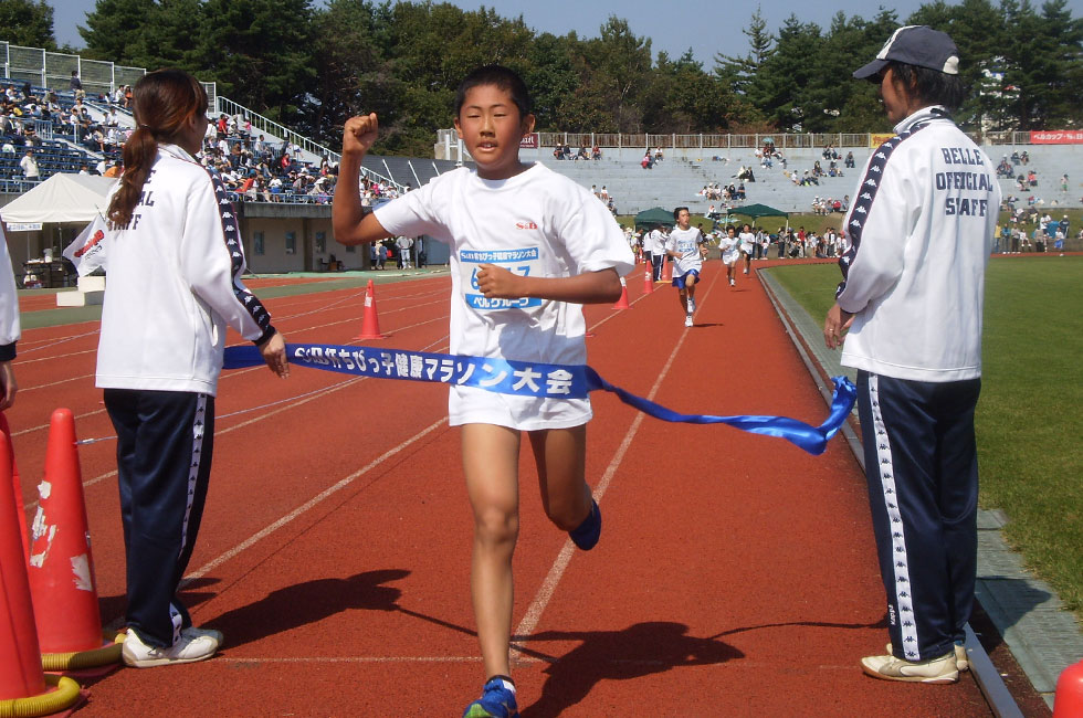 6年男子は西舘くんが3連覇。会心のガッツポーズでフィニッシュ！