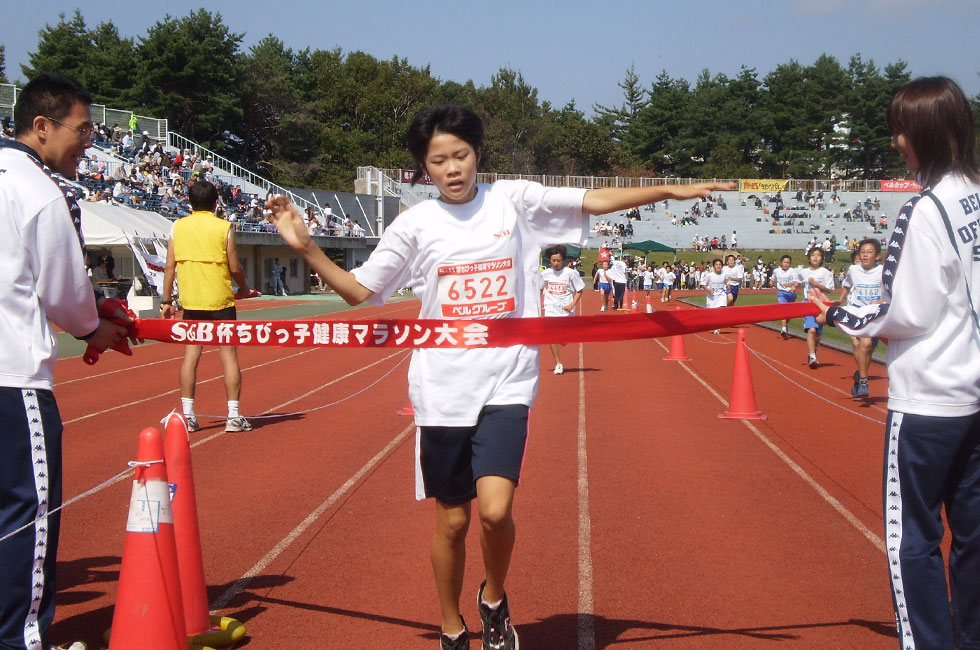 6年女子は昨年3位の阿部さんが優秀の美を飾る。タイムも11分24秒の好タイム。