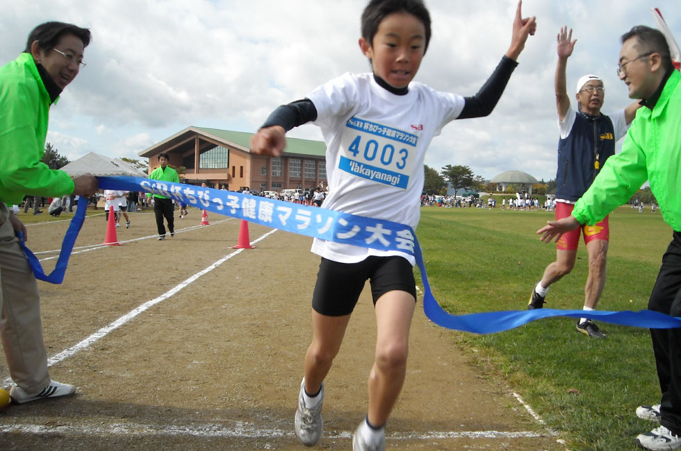 4年男子は柏谷くんが圧勝！ フィニッシュポーズも決まった！