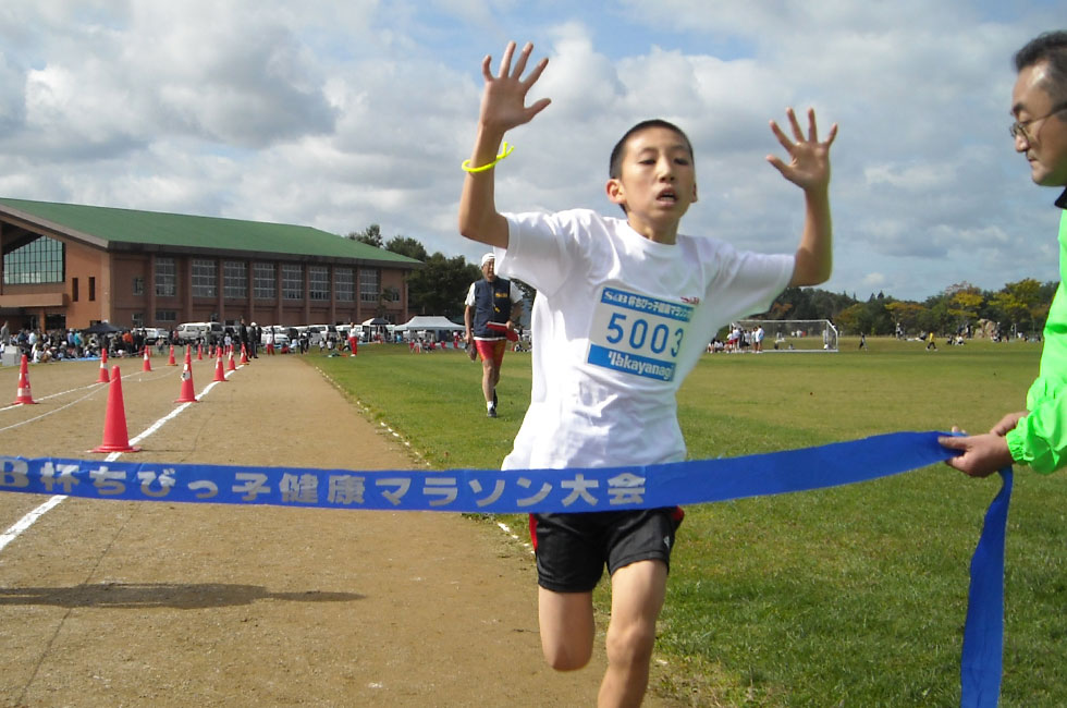 5年男子は斎藤くんが独走で5連覇。タイムも10分15秒と驚異的な韋駄天ぶり。