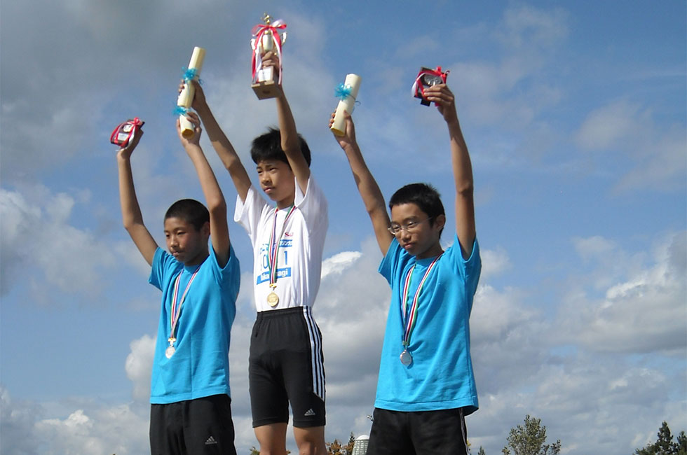 6年男子表彰。才本くんが10分15秒の好タイムで優勝。2位高橋くん、3位伊藤くん