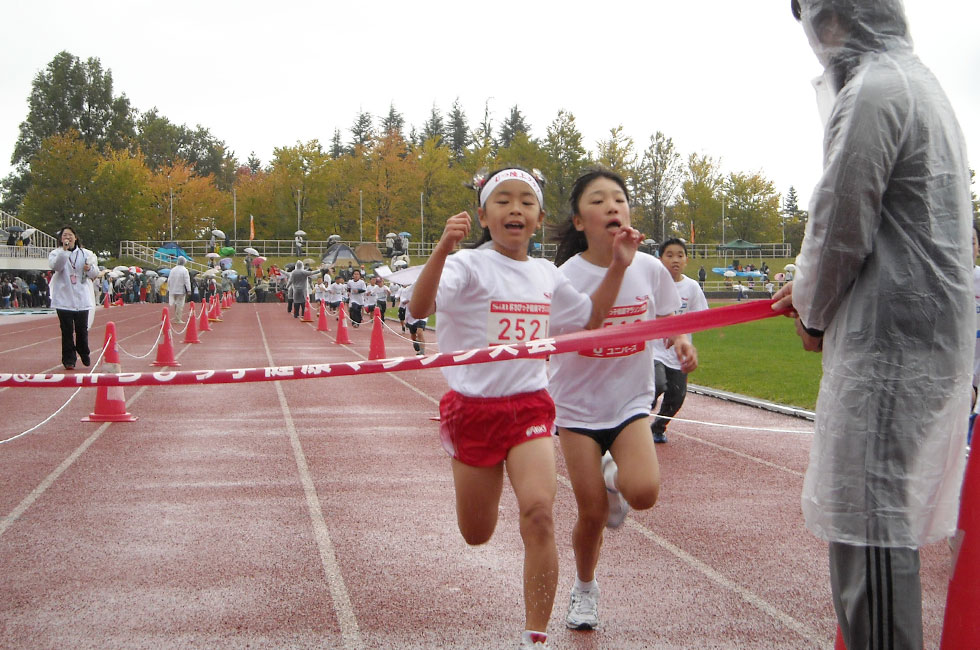 接戦となった2年女子は西川さんが竹林さんを僅差退けて2連覇。共に6分10秒とハイレベルだった。