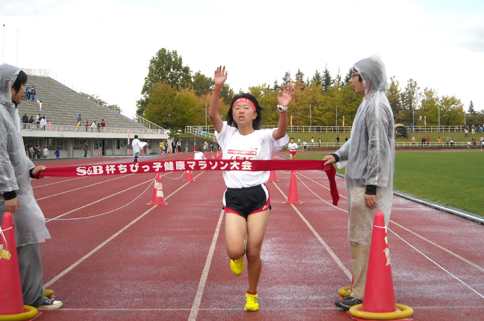 6年女子は矢部さんが11分11秒の好タイムで初優勝。