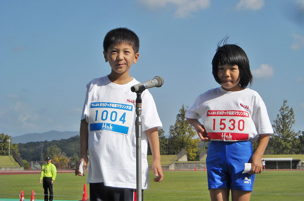 1年男女優勝インタビュー。男子は清水くん、女子は宮崎さん。